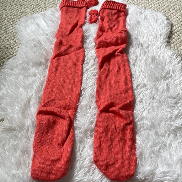 Over the knee warm knit socks with pom poms - Picture 5 of 8